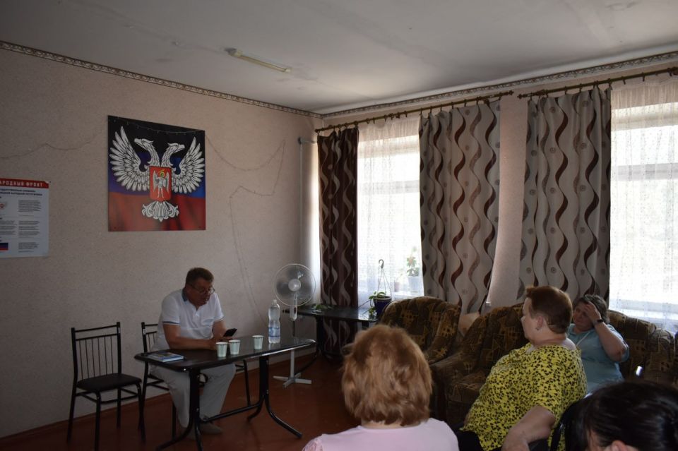 Заместитель председателя Амвросиевского муниципального совета, депутат Юрий Толок, провел встречу с коллективом Центра социального обслуживания населения Заместитель председателя Амвросиевского муниципального совета, депутат Юрий Толок, провел встречу с коллективом Центра социального обслуживания населения