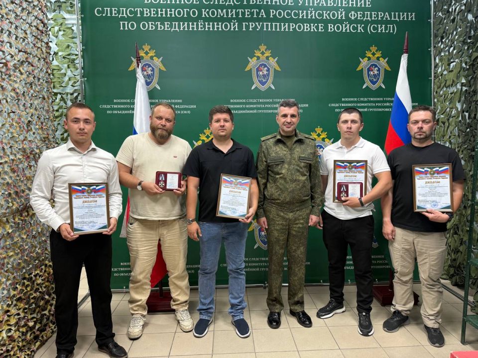 Корреспонденту "Известий" Евгению Быковскому вручили награду за освещение работы военных следователей в зоне СВО Корреспонденту "Известий" Евгению Быковскому вручили награду за освещение работы военных следователей в зоне СВО