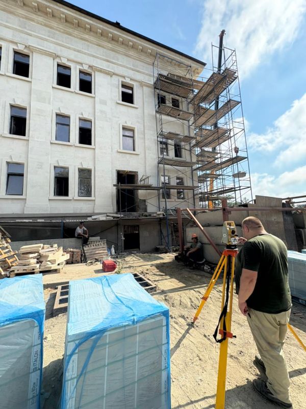 В Мариуполе продолжаются работы по восстановлению Драматического театра В Мариуполе продолжаются работы по восстановлению Драматического театра
