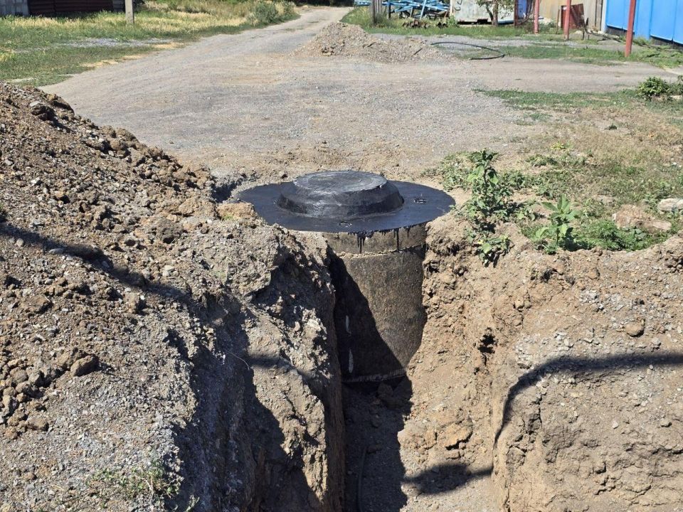 Якутия начала монтаж люков на колодцы водопровода в Докучаевске Якутия начала монтаж люков на колодцы водопровода в Докучаевске
