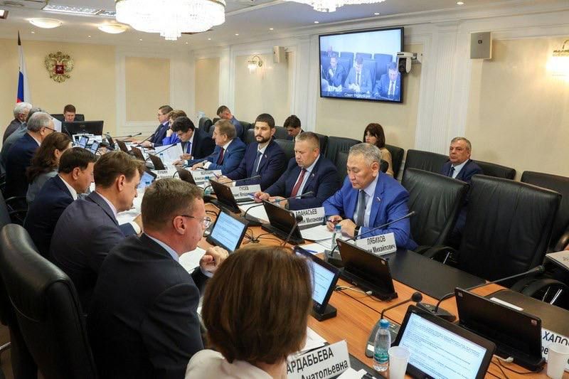 Александр Волошин: #работа_в_СФ. Сегодня в Совете Федерации под председательством Андрея Анатольевича Шевченко состоялось заключительное в этой парламентской сессии заседание Комитета по федеративному устройству... Александр Волошин: #работа_в_СФ. Сегодня в Совете Федерации под председательством Андрея Анатольевича Шевченко состоялось заключительное в этой парламентской сессии заседание Комитета по федеративному устройству...