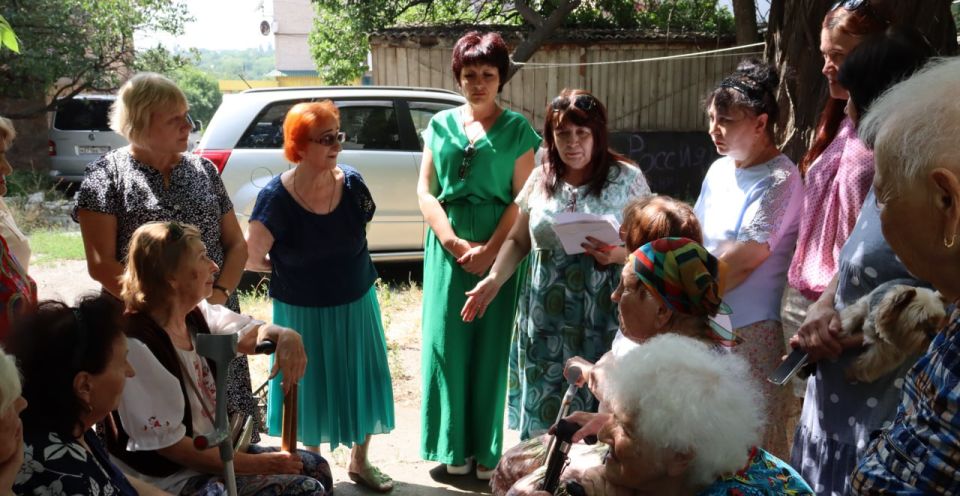 Сегодня, 23 июля, управляющий делами администрации городского округа Торез Наталья Бекетова, совместно с Еленой Серебрянской, Председателем Общественного совета провела встречу с населением по адресу: ул. Гагарина, д.32. На... Сегодня, 23 июля, управляющий делами администрации городского округа Торез Наталья Бекетова, совместно с Еленой Серебрянской, Председателем Общественного совета провела встречу с населением по адресу: ул. Гагарина, д.32. На...