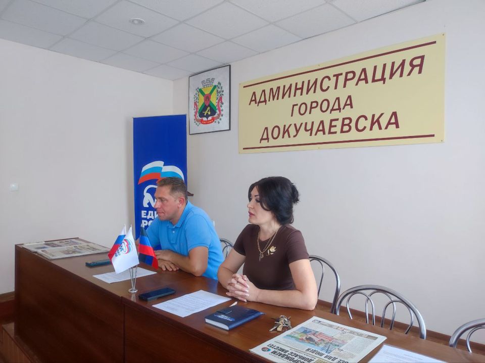 Глава администрации городского округа Докучаевск, секретарь Докучаевского местного отделения Партии «Единая Россия» Александр Качанов и заместитель главы администрации городского округ, исполнительный секретарь Докучаевского... Глава администрации городского округа Докучаевск, секретарь Докучаевского местного отделения Партии «Единая Россия» Александр Качанов и заместитель главы администрации городского округ, исполнительный секретарь Докучаевского...