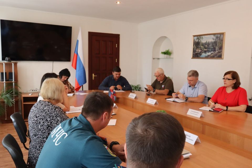 23 июля 2025, специалист 1 категории Рассыпнянского территориального сектора Вера Силенко, провела встречу с населением по улице Ужгородская 23 июля 2025, специалист 1 категории Рассыпнянского территориального сектора Вера Силенко, провела встречу с населением по улице Ужгородская