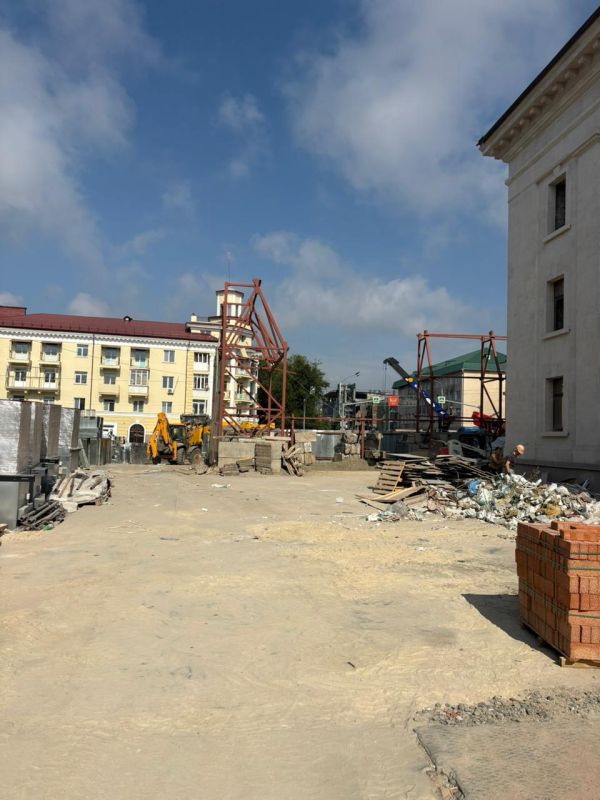 В Мариуполе продолжаются работы по восстановлению Драматического театра В Мариуполе продолжаются работы по восстановлению Драматического театра