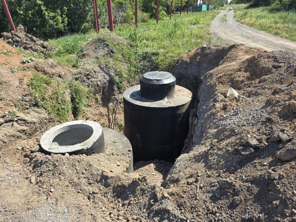 Якутия начала монтаж люков на колодцы водопровода в Докучаевске Якутия начала монтаж люков на колодцы водопровода в Докучаевске