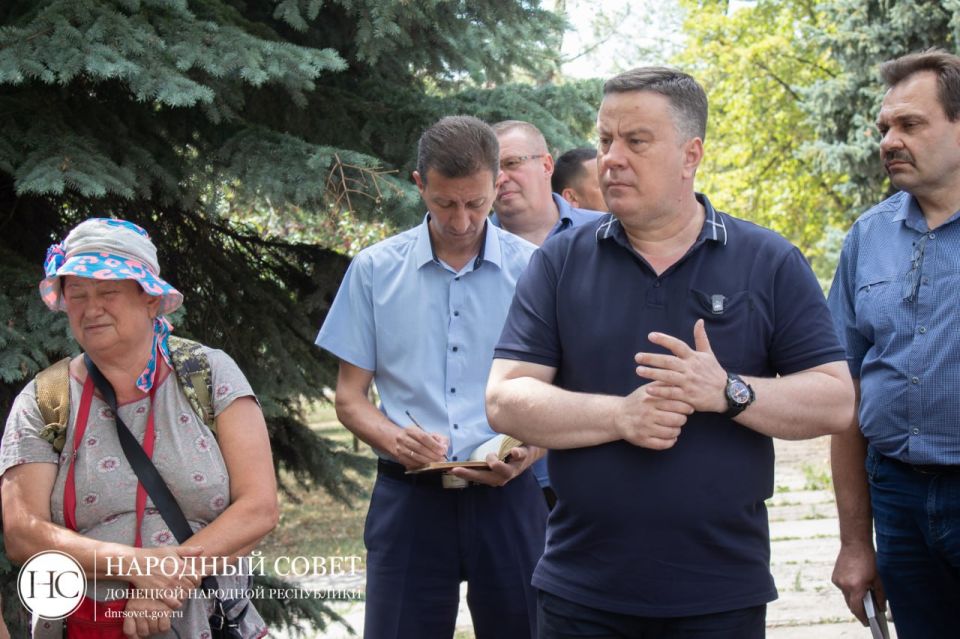 Председатель Народного Совета ДНР Константин Кузмин и депутат Михаил Рымарь провели сход граждан в Кировском районе Донецка Председатель Народного Совета ДНР Константин Кузмин и депутат Михаил Рымарь провели сход граждан в Кировском районе Донецка