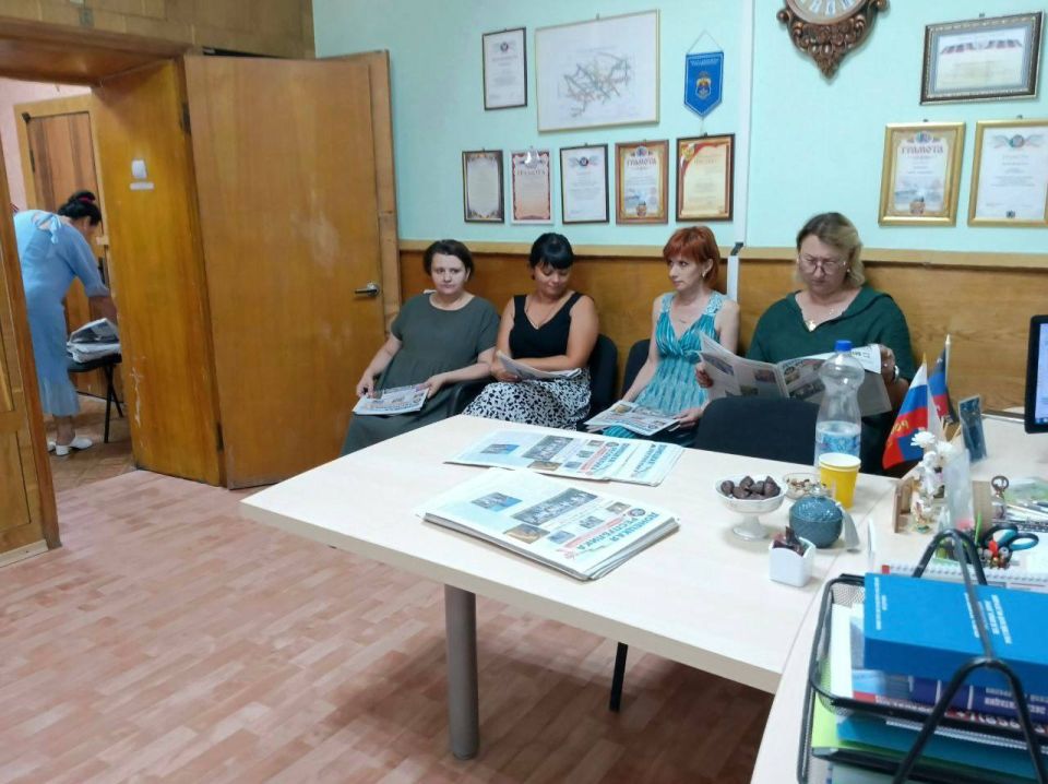 Встреча с коллективом. 23 июля заместитель главы администрации городского округа Иловайск Кочетова Елена Леонидовна пообщалась с сотрудниками железнодорожного вокзала Встреча с коллективом. 23 июля заместитель главы администрации городского округа Иловайск Кочетова Елена Леонидовна пообщалась с сотрудниками железнодорожного вокзала