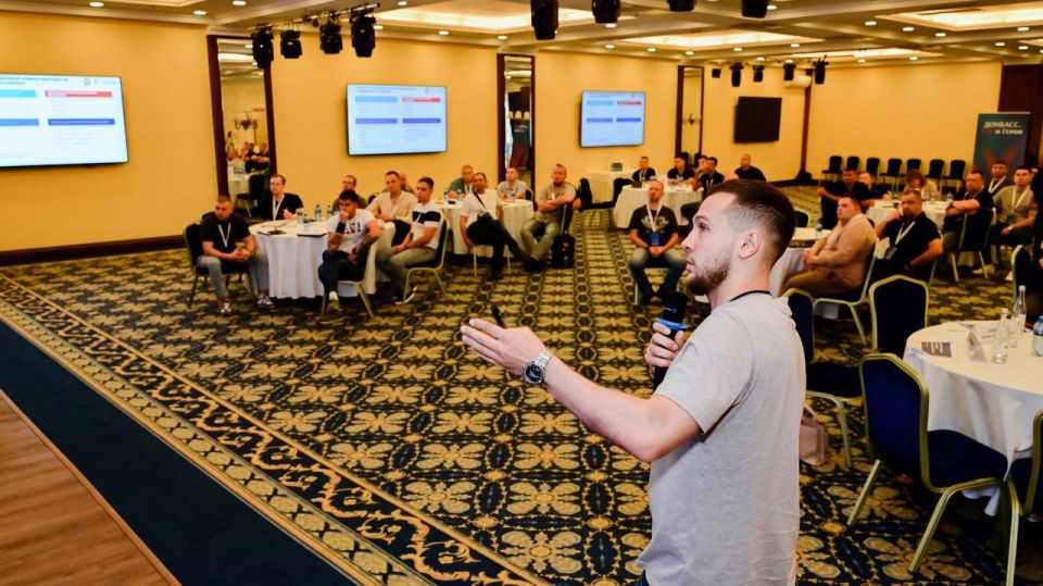 Кирилл Макаров: Недавно выпала честь выступить перед победителями программы «Донбасс.СВОи Герои». Не о «карьере» и не о «возможностях» Кирилл Макаров: Недавно выпала честь выступить перед победителями программы «Донбасс.СВОи Герои». Не о «карьере» и не о «возможностях»