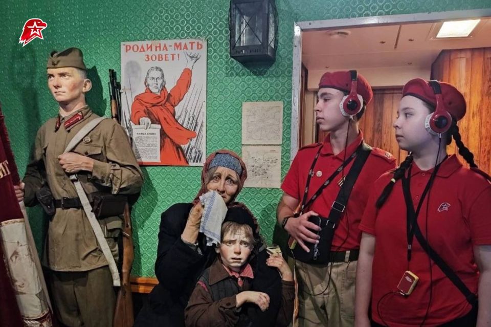 История оживает. Юнармейцы школы №49 Самары посетили «Поезд Победы» История оживает. Юнармейцы школы №49 Самары посетили «Поезд Победы»