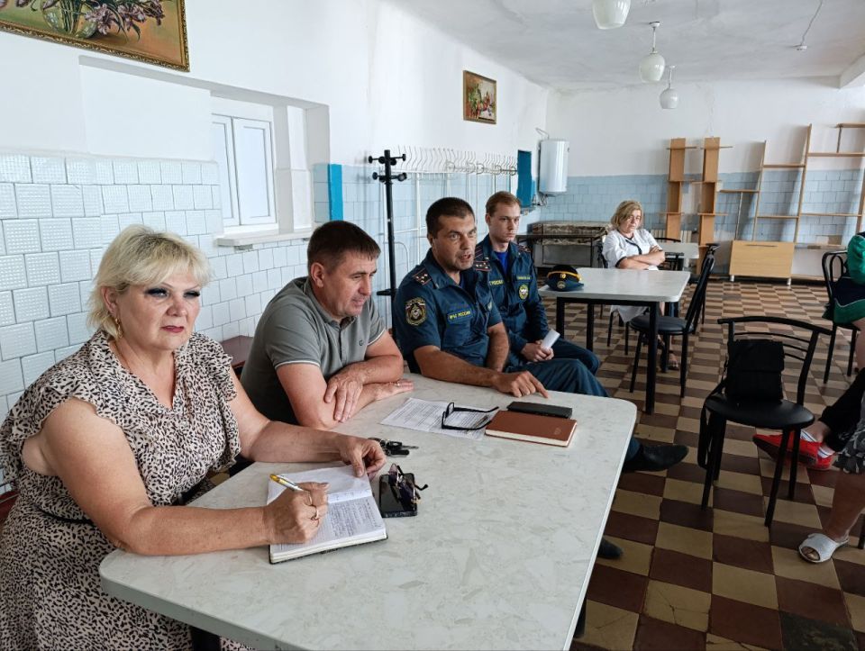 Заместитель главы администрации Амвросиевского муниципального округа Дмитрий Кудрявцев встретился с трудовым коллективом Амвросиевского дома социального обслуживания в посёле Трепельное Заместитель главы администрации Амвросиевского муниципального округа Дмитрий Кудрявцев встретился с трудовым коллективом Амвросиевского дома социального обслуживания в посёле Трепельное