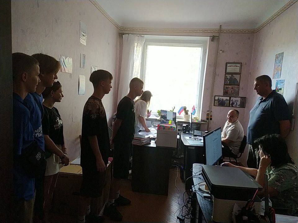 «На работу с семьёй!». Активная молодежь Иловайска приняли участие в акции «На работу с семьёй!» Дети пришли на работу к своим родителям и не только сами, но вместе с друзьями «На работу с семьёй!». Активная молодежь Иловайска приняли участие в акции «На работу с семьёй!» Дети пришли на работу к своим родителям и не только сами, но вместе с друзьями