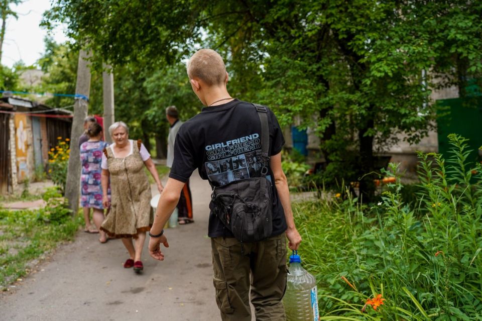 Заявок все больше: волонтеры "Народной Дружины" помогают пожилым дончанам набирать и доставлять воду Заявок все больше: волонтеры "Народной Дружины" помогают пожилым дончанам набирать и доставлять воду