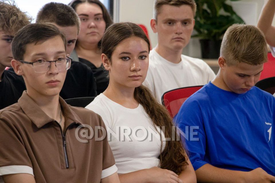В Донецке провели урок мужества для участников Движения Первых В Донецке провели урок мужества для участников Движения Первых