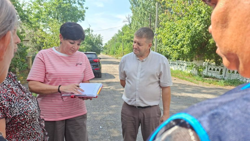 Сегодня, 23 июля во исполнение поручения Главы Донецкой Народной Республики Дениса Владимировича Пушилина о постоянном диалоге с населением, заместитель главы администрации городского округа Дебальцево Виталий Тур совместно... Сегодня, 23 июля во исполнение поручения Главы Донецкой Народной Республики Дениса Владимировича Пушилина о постоянном диалоге с населением, заместитель главы администрации городского округа Дебальцево Виталий Тур совместно...