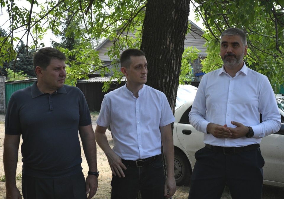 Владислав Ключаров: Вчера вместе с министром транспорта Республики Александром Бондаренко и заместителем Председателя Народного Совета ДНР Алексеем Дорофеевым проверили ход восстановления дорожного полотна по ул. Сигова в... Владислав Ключаров: Вчера вместе с министром транспорта Республики Александром Бондаренко и заместителем Председателя Народного Совета ДНР Алексеем Дорофеевым проверили ход восстановления дорожного полотна по ул. Сигова в...