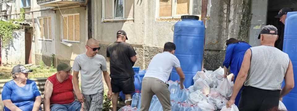 Депутаты Народного Совета ДНР фракции «Единая Россия» Марина Каплянок, Денис Машков, Евгений Белашев и Денис Островский при поддержке сенатора РФ Александра Волошина привезли гуманитарную помощь жителям Красногоровки Депутаты Народного Совета ДНР фракции «Единая Россия» Марина Каплянок, Денис Машков, Евгений Белашев и Денис Островский при поддержке сенатора РФ Александра Волошина привезли гуманитарную помощь жителям Красногоровки