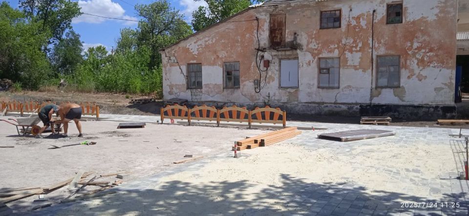 Продолжаются работы по благоустройству общественной территории в селе Первомайское в рамках реализации федеральной программы "Формирования современной городской среды" Продолжаются работы по благоустройству общественной территории в селе Первомайское в рамках реализации федеральной программы "Формирования современной городской среды"