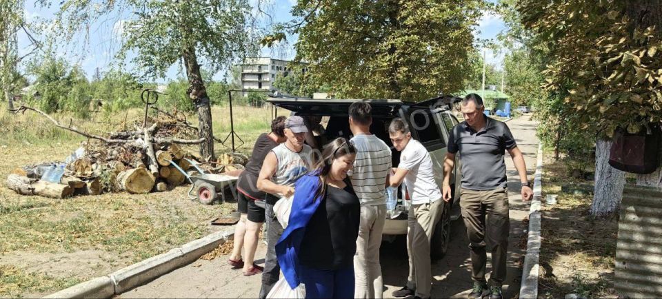 В Красногоровку доставили гуманитарную помощь в виде продуктовых наборов и воды В Красногоровку доставили гуманитарную помощь в виде продуктовых наборов и воды