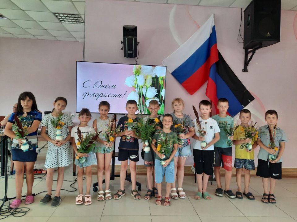 24 июля в МБУ "Донской ЦКД" прошла детская игровая площадка «День поделок из живых цветов ко Дню флориста.», посвящённая Дню флориста 24 июля в МБУ "Донской ЦКД" прошла детская игровая площадка «День поделок из живых цветов ко Дню флориста.», посвящённая Дню флориста