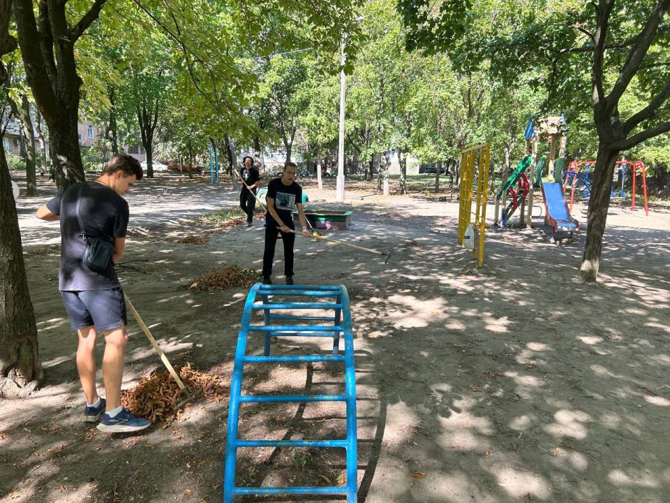 Беречь и ценить!. В рамках профилактики вандализма и в целях формирования бережного отношения к общественным пространствам, сегодня на одной из территорий детских площадок Ленинского района была проведена уборка Беречь и ценить!. В рамках профилактики вандализма и в целях формирования бережного отношения к общественным пространствам, сегодня на одной из территорий детских площадок Ленинского района была проведена уборка