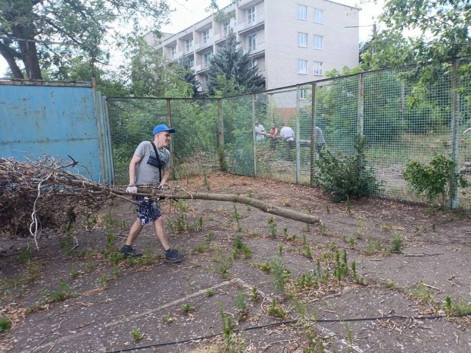 Виктория Жукова: Сегодня совместными усилиями отдела молодежной политики, Молодой Гвардии, Народной Дружины, Народного Фронта и волонтеров Дома Народного Единства была организована уборка по адресу ул. Кондратьева, 2а.... Виктория Жукова: Сегодня совместными усилиями отдела молодежной политики, Молодой Гвардии, Народной Дружины, Народного Фронта и волонтеров Дома Народного Единства была организована уборка по адресу ул. Кондратьева, 2а....