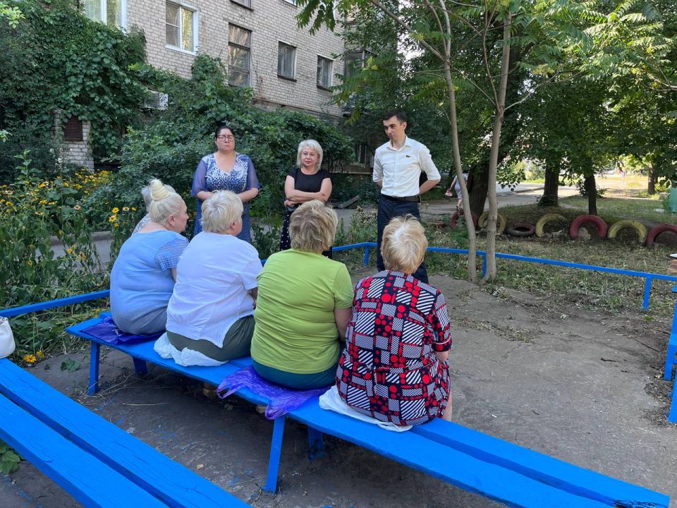 24 июля первый заместитель руководителя Управы Центрально-Городского района Инна Кисенко совместно с депутатом Макеевского городского совета Сергеем Зуевым провели встречу с жителями на подведомственной территории по адресу:... 24 июля первый заместитель руководителя Управы Центрально-Городского района Инна Кисенко совместно с депутатом Макеевского городского совета Сергеем Зуевым провели встречу с жителями на подведомственной территории по адресу:...