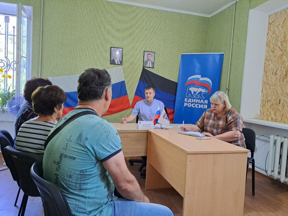 24 июля 2025 года, заместитель главы администрации городского округа Дебальцево Тур Виталий Викторович, провёл личный прием граждан в местной общественной приёмной Светлодарского местного отделения Партии "Единая Россия" в... 24 июля 2025 года, заместитель главы администрации городского округа Дебальцево Тур Виталий Викторович, провёл личный прием граждан в местной общественной приёмной Светлодарского местного отделения Партии "Единая Россия" в...