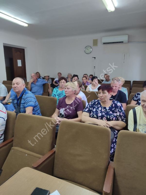 Вчера состоялась встреча заместителя Главы администрации городского округа Донецк Валерия Ляховца с жителями поселка Спартак Вчера состоялась встреча заместителя Главы администрации городского округа Донецк Валерия Ляховца с жителями поселка Спартак