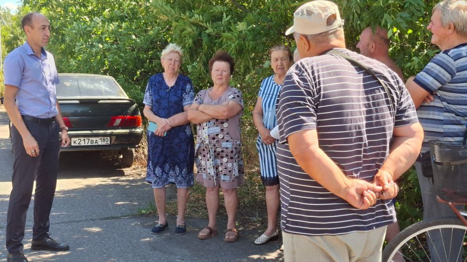 Сергей Желновач: Сегодня, заместитель главы администрации городского округа Дебальцево Евгений Глебов провел встречу с жителями Артемовского хутора, где обсудили наиболее волнующие вопросы населения Сергей Желновач: Сегодня, заместитель главы администрации городского округа Дебальцево Евгений Глебов провел встречу с жителями Артемовского хутора, где обсудили наиболее волнующие вопросы населения