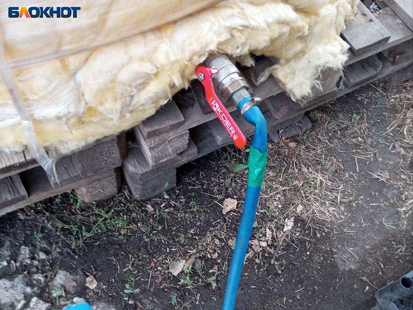 «Наполняют раз в неделю, разбирают за два часа»: что не так с бочками для воды в ДНР «Наполняют раз в неделю, разбирают за два часа»: что не так с бочками для воды в ДНР