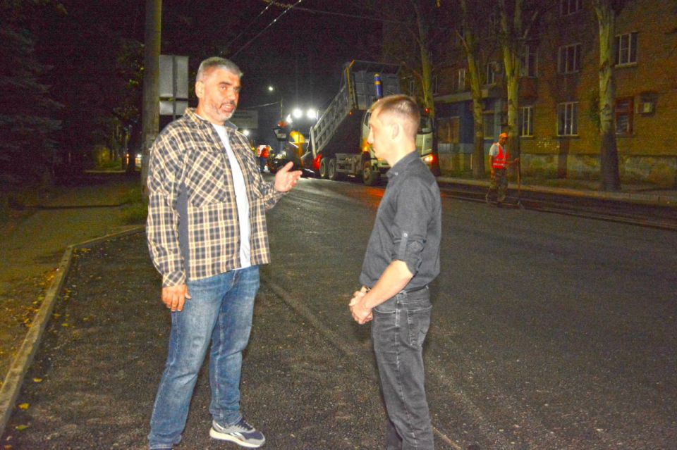 Заместитель Председателя Народного Совета ДНР Алексей Дорофеев и министр транспорта ДНР Александр Бондаренко оценили ход ремонта дорог в Ленинском районе Донецка Заместитель Председателя Народного Совета ДНР Алексей Дорофеев и министр транспорта ДНР Александр Бондаренко оценили ход ремонта дорог в Ленинском районе Донецка