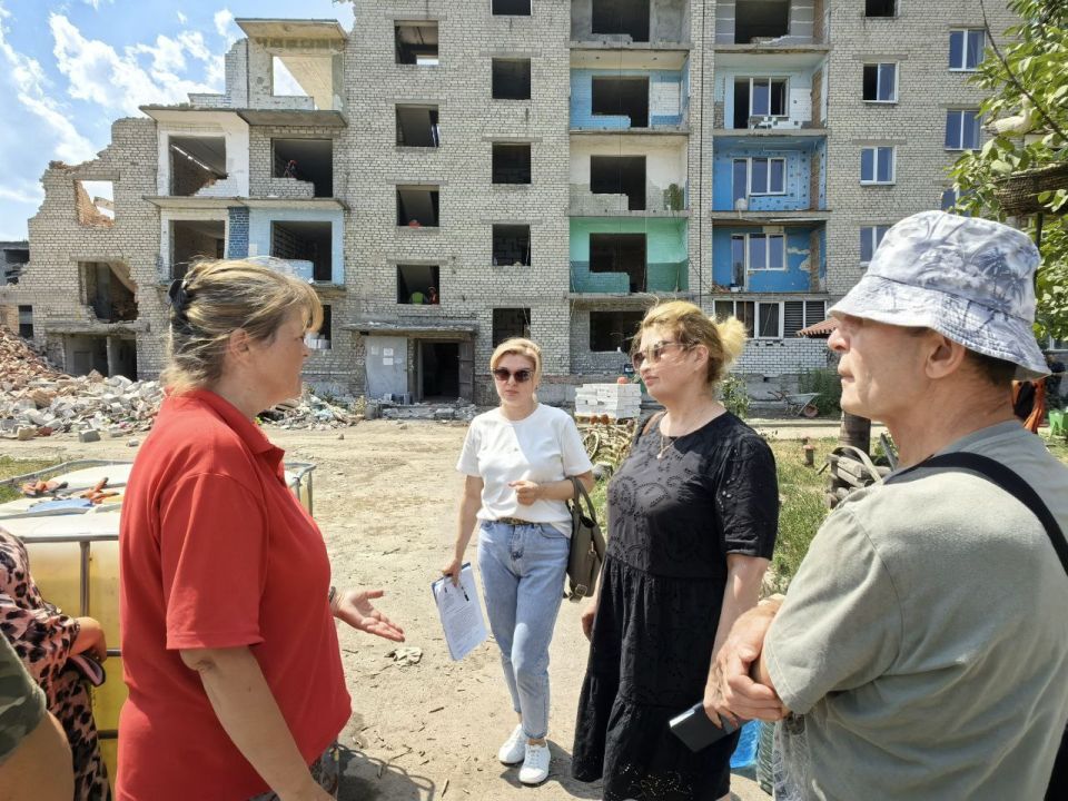 Заместитель главы администрации Каролина Лисовенко встретилась с жителями города Авдеевка Заместитель главы администрации Каролина Лисовенко встретилась с жителями города Авдеевка