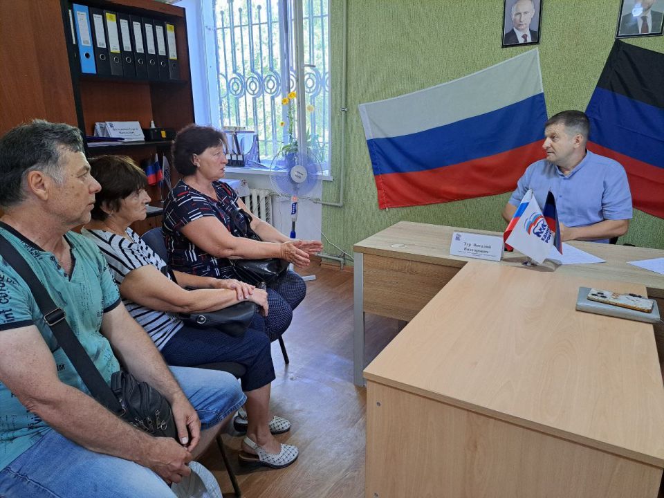24 июля 2025 года, заместитель главы администрации городского округа Дебальцево Тур Виталий Викторович, провёл личный прием граждан в местной общественной приёмной Светлодарского местного отделения Партии "Единая Россия" в... 24 июля 2025 года, заместитель главы администрации городского округа Дебальцево Тур Виталий Викторович, провёл личный прием граждан в местной общественной приёмной Светлодарского местного отделения Партии "Единая Россия" в...