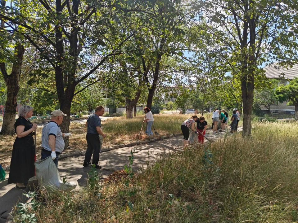 В рамках партпроекта Единой России «Чистая страна» активисты партии в Снежном провели субботник В рамках партпроекта Единой России «Чистая страна» активисты партии в Снежном провели субботник