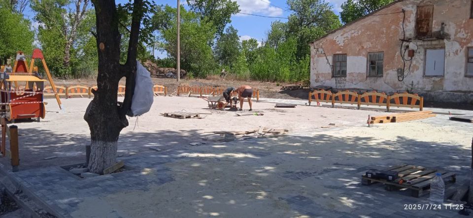 Продолжаются работы по благоустройству общественной территории в селе Первомайское в рамках реализации федеральной программы "Формирования современной городской среды" Продолжаются работы по благоустройству общественной территории в селе Первомайское в рамках реализации федеральной программы "Формирования современной городской среды"