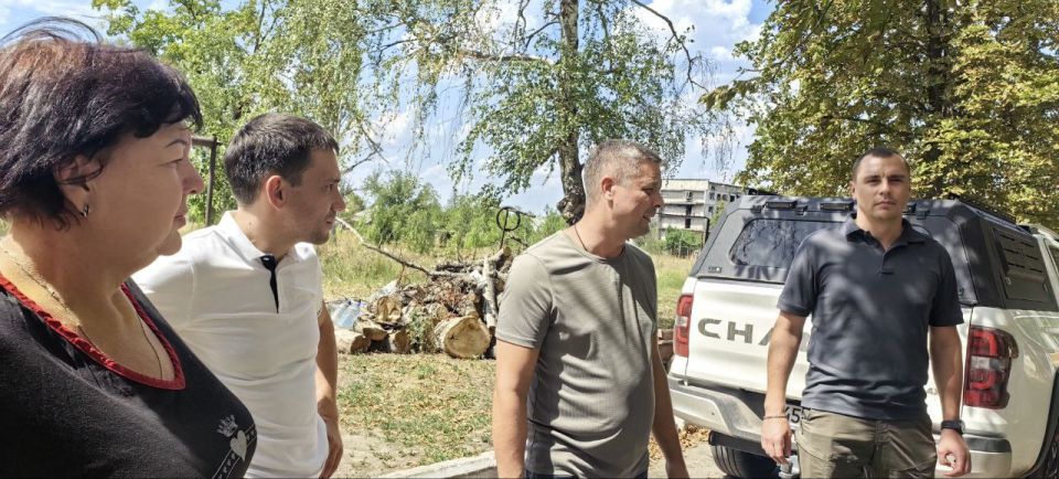 Депутаты Народного Совета ДНР фракции «Единая Россия» Марина Каплянок, Денис Машков, Евгений Белашев и Денис Островский при поддержке сенатора РФ Александра Волошина привезли гуманитарную помощь жителям Красногоровки Депутаты Народного Совета ДНР фракции «Единая Россия» Марина Каплянок, Денис Машков, Евгений Белашев и Денис Островский при поддержке сенатора РФ Александра Волошина привезли гуманитарную помощь жителям Красногоровки