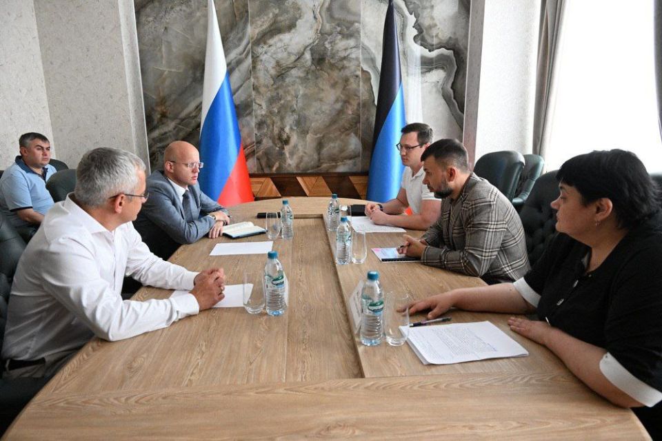 Александр Подгорный: Уже полмесяца всегда рядом со мной работает Герой ДНР, кавалер двух орденов Мужества Илья Емельянов — участник федеральной программы «Время Героев», инициированной Президентом Владимиром Путиным Александр Подгорный: Уже полмесяца всегда рядом со мной работает Герой ДНР, кавалер двух орденов Мужества Илья Емельянов — участник федеральной программы «Время Героев», инициированной Президентом Владимиром Путиным