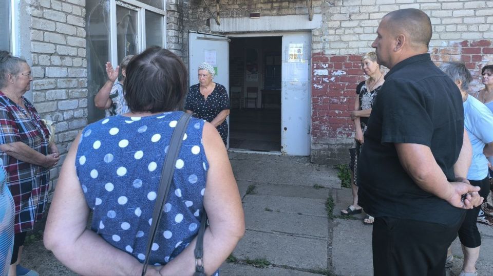 В посёлке Новолуганское состоялся сход граждан с участием заместителя городского округа Валерия Бессараба В посёлке Новолуганское состоялся сход граждан с участием заместителя городского округа Валерия Бессараба