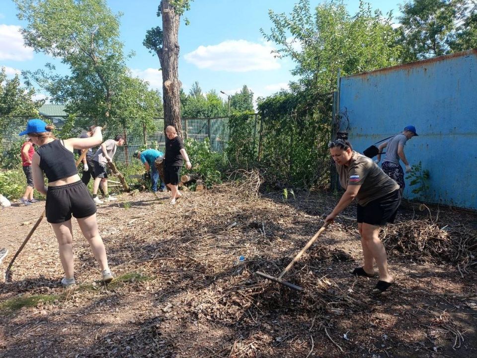 Виктория Жукова: Сегодня совместными усилиями отдела молодежной политики, Молодой Гвардии, Народной Дружины, Народного Фронта и волонтеров Дома Народного Единства была организована уборка по адресу ул. Кондратьева, 2а.... Виктория Жукова: Сегодня совместными усилиями отдела молодежной политики, Молодой Гвардии, Народной Дружины, Народного Фронта и волонтеров Дома Народного Единства была организована уборка по адресу ул. Кондратьева, 2а....
