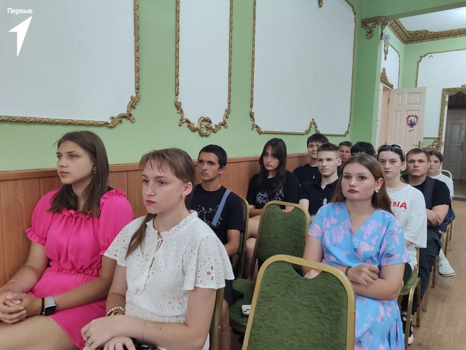 Смотрим вместе. Первые, совместно с молодежными организациями города, собралась вместе, чтобы посмотреть фильм «Группа крови» Смотрим вместе. Первые, совместно с молодежными организациями города, собралась вместе, чтобы посмотреть фильм «Группа крови»