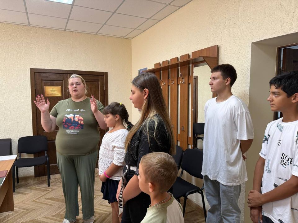 На работу с семьей. В рамках направления Доброслужащий сотрудники Администрации Мангушского муниципального округа приняли участие в акции «На работу с семьёй» — доброслужащие пригласили своих детей на экскурсию в... На работу с семьей. В рамках направления Доброслужащий сотрудники Администрации Мангушского муниципального округа приняли участие в акции «На работу с семьёй» — доброслужащие пригласили своих детей на экскурсию в...