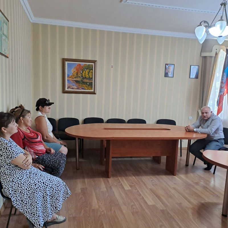 Сегодня председатель Мангушского муниципального совета Ставрулов Михаил Валентинович провел выездной прием граждан и встречу с населением пгт Сегодня председатель Мангушского муниципального совета Ставрулов Михаил Валентинович провел выездной прием граждан и встречу с населением пгт