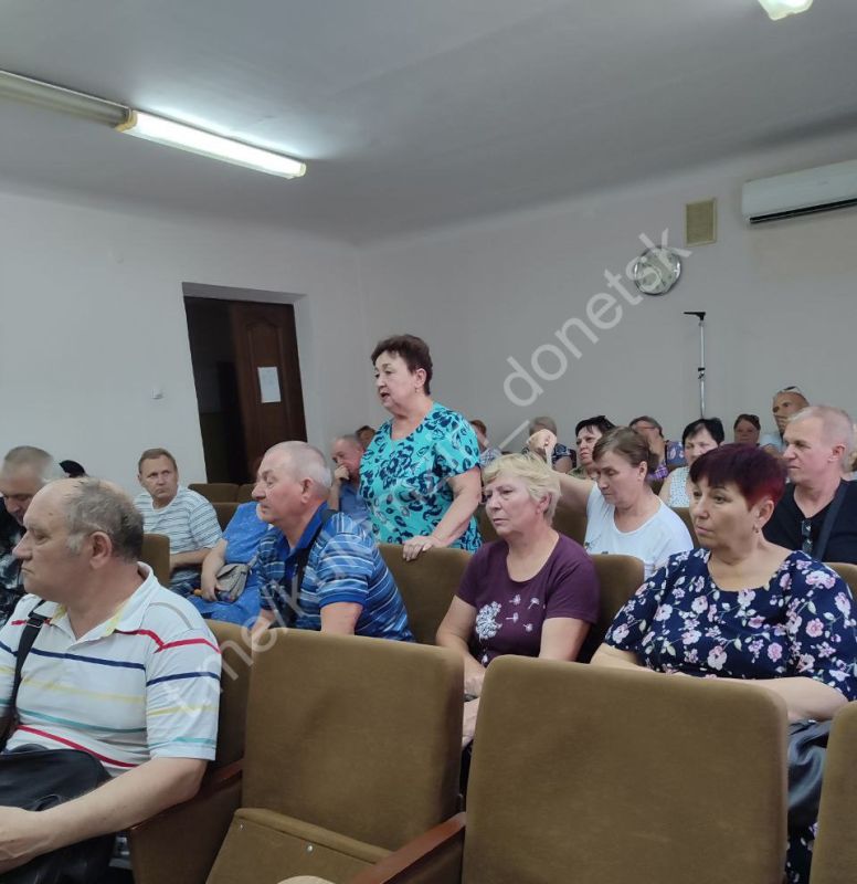 Вчера состоялась встреча заместителя Главы администрации городского округа Донецк Валерия Ляховца с жителями поселка Спартак Вчера состоялась встреча заместителя Главы администрации городского округа Донецк Валерия Ляховца с жителями поселка Спартак