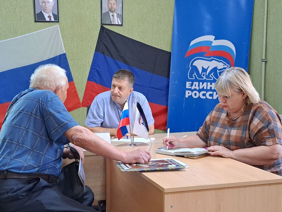 24 июля 2025 года, заместитель главы администрации городского округа Дебальцево Тур Виталий Викторович, провёл личный прием граждан в местной общественной приёмной Светлодарского местного отделения Партии "Единая Россия" в... 24 июля 2025 года, заместитель главы администрации городского округа Дебальцево Тур Виталий Викторович, провёл личный прием граждан в местной общественной приёмной Светлодарского местного отделения Партии "Единая Россия" в...