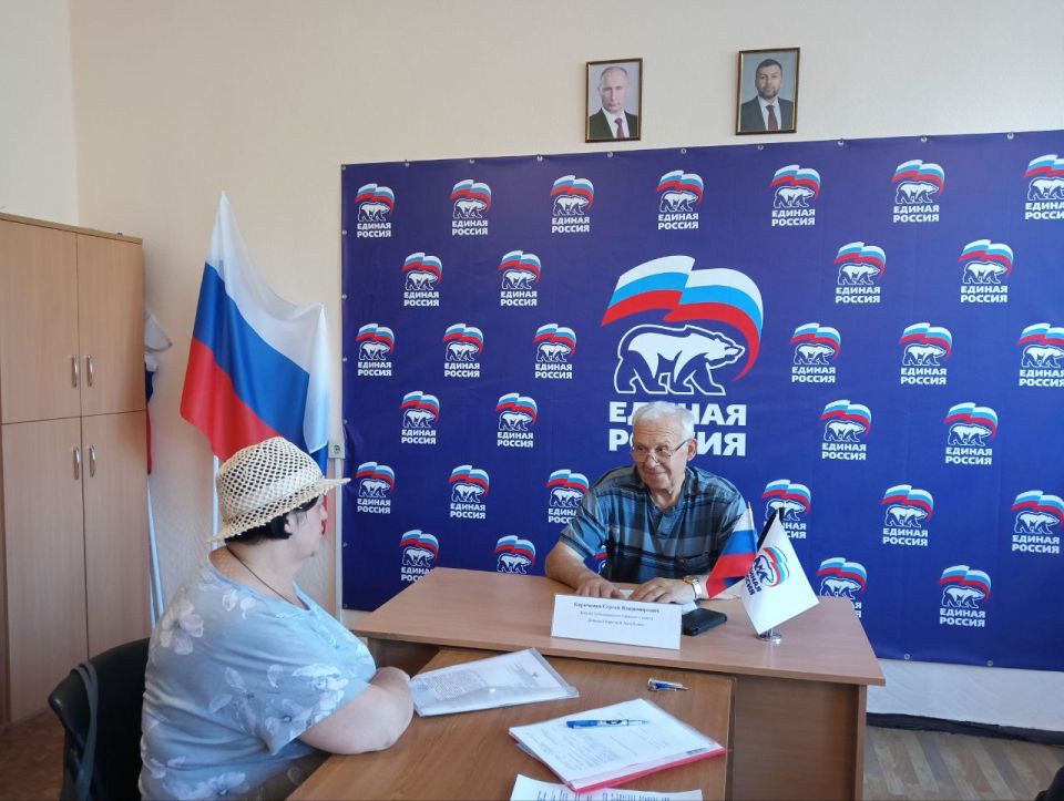 Депутат Дебальцевского городского совета Донецкой Народной Республики Сергей Кириченко провел личный прием граждан в общественной приемной Всероссийской политической партии «Единая Россия» Депутат Дебальцевского городского совета Донецкой Народной Республики Сергей Кириченко провел личный прием граждан в общественной приемной Всероссийской политической партии «Единая Россия»