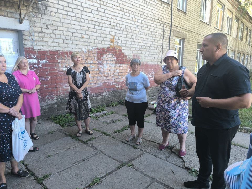 В посёлке Новолуганское состоялся сход граждан с участием заместителя городского округа Валерия Бессараба В посёлке Новолуганское состоялся сход граждан с участием заместителя городского округа Валерия Бессараба