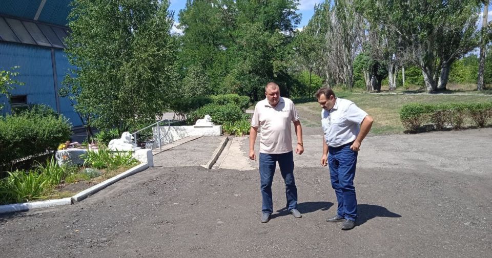 Юрий Будрин: Сегодня, 24 июля 2025 года, в рамках проекта "Управдом", реализуемого Единой Россией, в Кировском районе г. Донецка прошло выездное совещание на территории микрорайонов "Абакумова" и "Лидиевка" по вопросам... Юрий Будрин: Сегодня, 24 июля 2025 года, в рамках проекта "Управдом", реализуемого Единой Россией, в Кировском районе г. Донецка прошло выездное совещание на территории микрорайонов "Абакумова" и "Лидиевка" по вопросам...