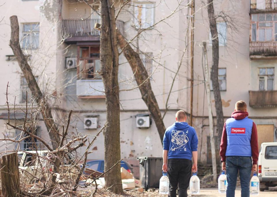 Кирилл Макаров: Волонтёры начали носить воду пожилым и маломобильным жителям ещё тогда, когда перебои только вошли в повседневную реальность Кирилл Макаров: Волонтёры начали носить воду пожилым и маломобильным жителям ещё тогда, когда перебои только вошли в повседневную реальность
