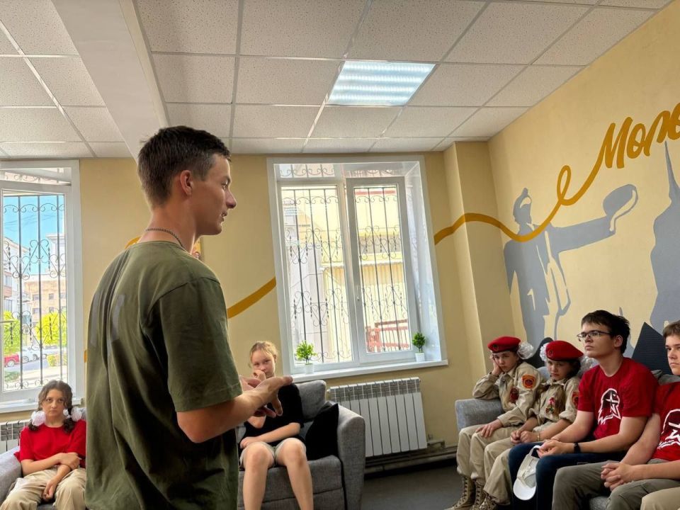 На базе молодёжного пространства "Точка", состоялось очередное занятие "Школы юного медика", которое провел для юнармейцев местного отделения городского округа Макеевка имени Героя СВО Линева А.М. юнармеец ВПК "Беркут 99"... На базе молодёжного пространства "Точка", состоялось очередное занятие "Школы юного медика", которое провел для юнармейцев местного отделения городского округа Макеевка имени Героя СВО Линева А.М. юнармеец ВПК "Беркут 99"...